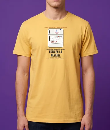 El código de verificación está en la nevera – Camisetas